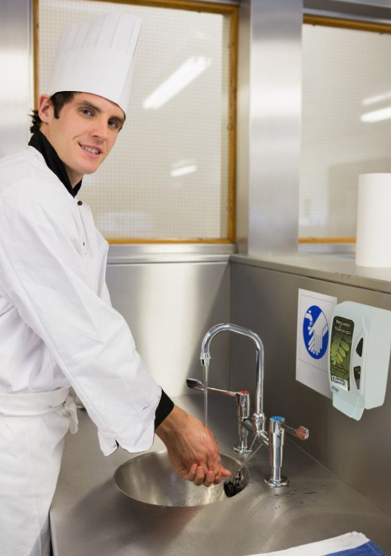 Chef de cozinha usando produtos Dama Profissional